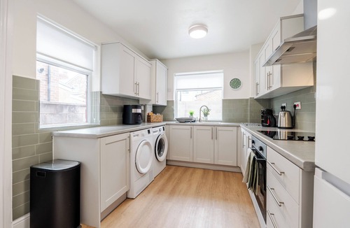 Bootle House | Spacious 3-Bed House Parking Sleeps 5
