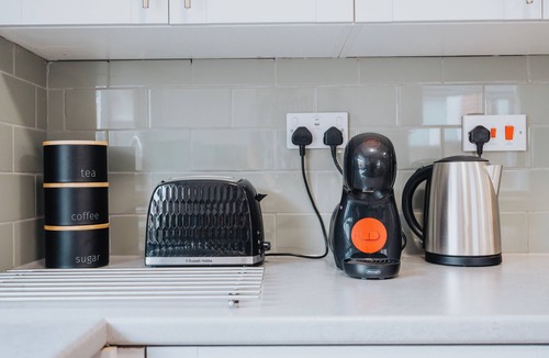 Bootle House | Spacious 3-Bed House Parking Sleeps 5