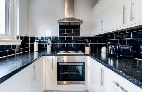 Shotts House | Spacious 3 bed house with on street parking