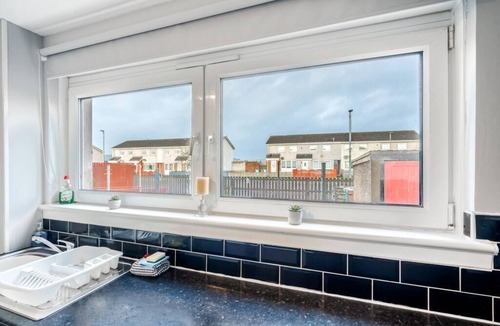 Shotts House | Spacious 3 bed house with on street parking