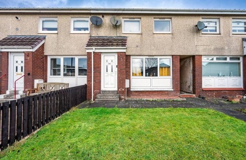 Shotts House | Spacious 3 bed house with on street parking