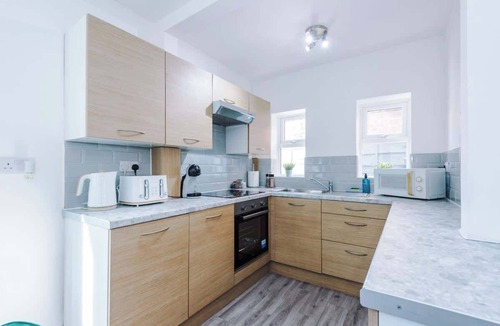 Clayton House | Spacious 3-Bed, Ideal for Long-Term, FREE Parking!