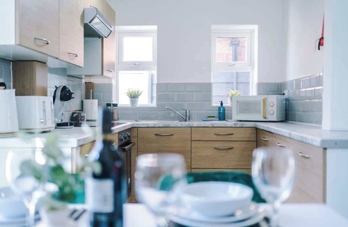 Clayton House | Spacious 3-Bed, Ideal for Long-Term, FREE Parking!