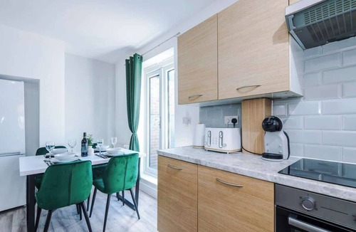 Clayton House | Spacious 3-Bed, Ideal for Long-Term, FREE Parking!