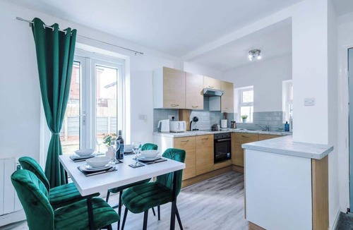Clayton House | Spacious 3-Bed, Ideal for Long-Term, FREE Parking!