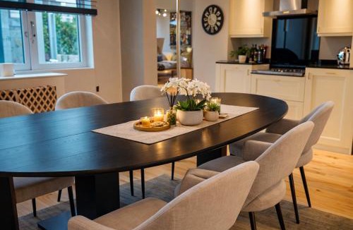 College Apartment | Spacious 3-bed in Dulwich with parking