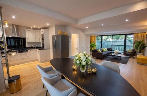 College Apartment | Spacious 3-bed in Dulwich with parking