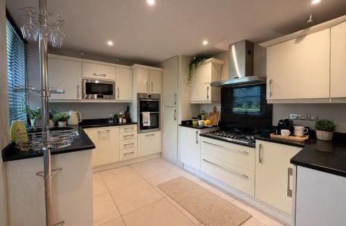 College Apartment | Spacious 3-bed in Dulwich with parking