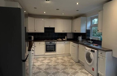 Horsham Apartment | Spacious 3 Bed In Central Horsham