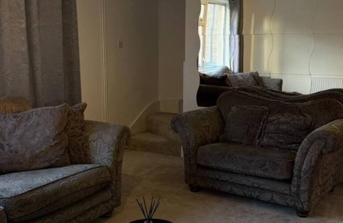 Horsham Apartment | Spacious 3 Bed In Central Horsham