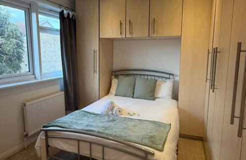 Horsham Apartment | Spacious 3 Bed In Central Horsham