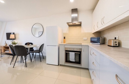 Leeds Apartment | Spacious 3 Bed | Leeds | Contractors