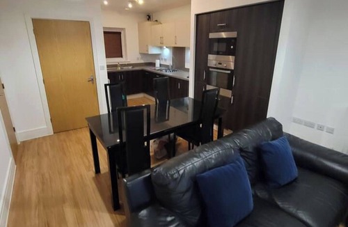 Fenny Stratford House | Spacious 3 bed, Sleeps 5 and free parking