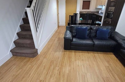 Fenny Stratford House | Spacious 3 bed, Sleeps 5 and free parking