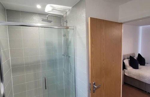 Fenny Stratford House | Spacious 3 bed, Sleeps 5 and free parking