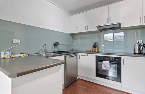 Maribyrnong House | Spacious 3-Bed Townhouse with Courtyard