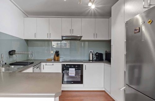 Maribyrnong House | Spacious 3-Bed Townhouse with Courtyard