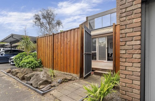 Maribyrnong House | Spacious 3-Bed Townhouse with Courtyard