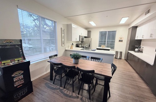 Del Rey Apartment | Spacious 3 Bedroom, Close to the Beach