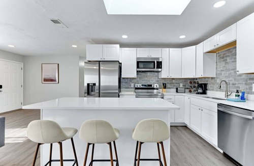 Northwest House | Spacious 3 Bedroom Virginia Beach Getaway – 30+ Night Stays
