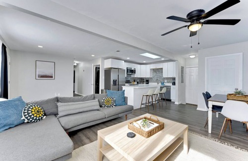 Northwest House | Spacious 3 Bedroom Virginia Beach Getaway – 30+ Night Stays