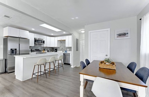 Northwest House | Spacious 3 Bedroom Virginia Beach Getaway – 30+ Night Stays