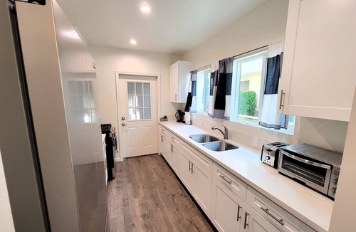 Beverly Hills Apartment | Spacious 3 bedroom apt. Walk to markets, Game console, 10 min to Rodeo Drive!
