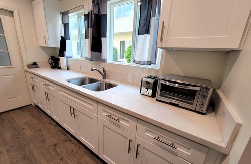 Beverly Hills Apartment | Spacious 3 bedroom apt. Walk to markets, Game console, 10 min to Rodeo Drive!
