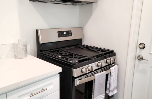 Beverly Hills Apartment | Spacious 3 bedroom apt. Walk to markets, Game console, 10 min to Rodeo Drive!