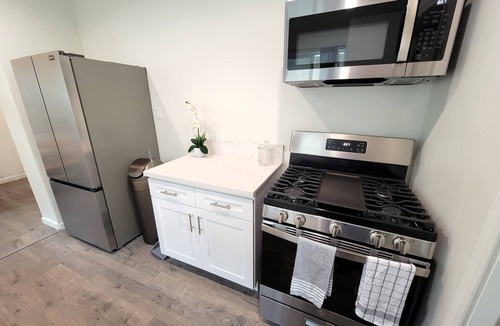 Beverly Hills Apartment | Spacious 3 bedroom apt. Walk to markets, Game console, 10 min to Rodeo Drive!