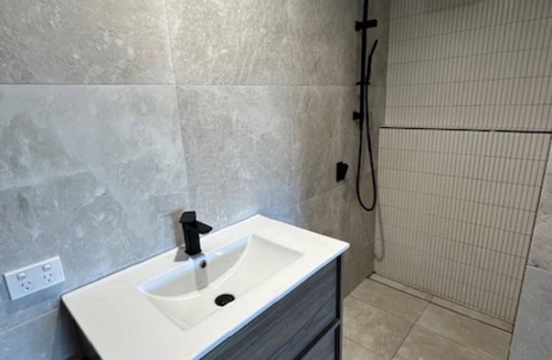 Donald House | Spacious 3 Bedroom, 2 Bathroom, Secure Parking and Pet friendly house.