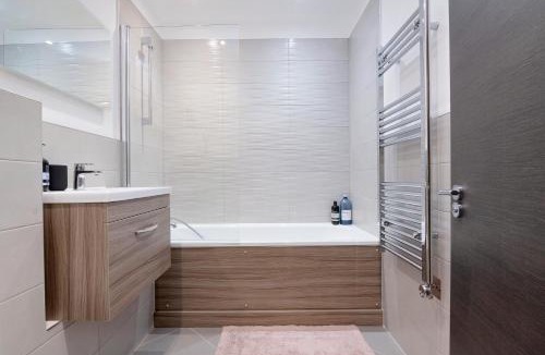 Berrylands Apartment | Spacious, 3 bedroom, 2 bathroom, Surbiton