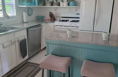 Anna House | Spacious 3 bedroom, 2 full baths, hot tub, fireplace, full kitchen, outside deck