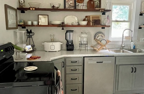 Brookfield House | Spacious 3 bedroom, 2 bathroom Home!