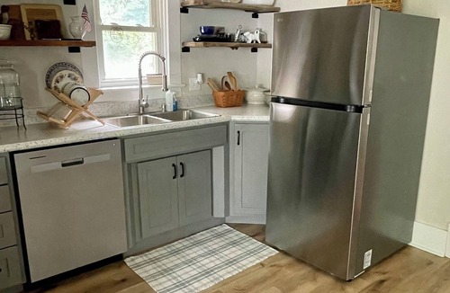 Brookfield House | Spacious 3 bedroom, 2 bathroom Home!