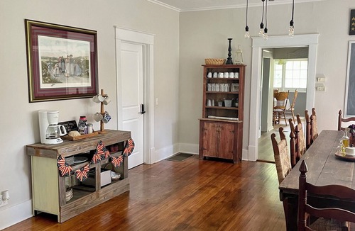 Brookfield House | Spacious 3 bedroom, 2 bathroom Home!