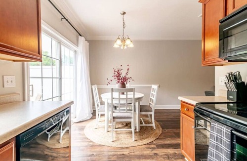 Lynchburg House | Spacious 3 Bedroom 2.5 Bath Townhouse - Free Wi-Fi