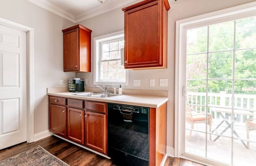 Lynchburg House | Spacious 3 Bedroom 2.5 Bath Townhouse - Free Wi-Fi