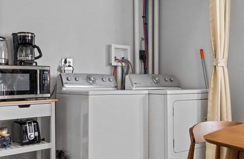 Winter Hill Apartment | Spacious 3-bedroom 2bath apartment in Somerville