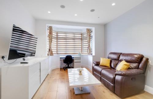 Enfield House | Spacious 3 bedroom, 3 bathroom house