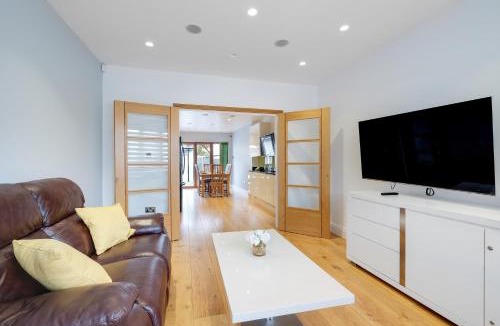 Enfield House | Spacious 3 bedroom, 3 bathroom house