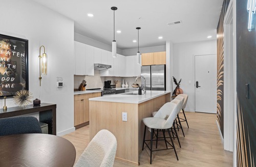 The Gulch Apartment | Spacious 3-bedroom Apartment! Walk to DT! Tons of amenities!