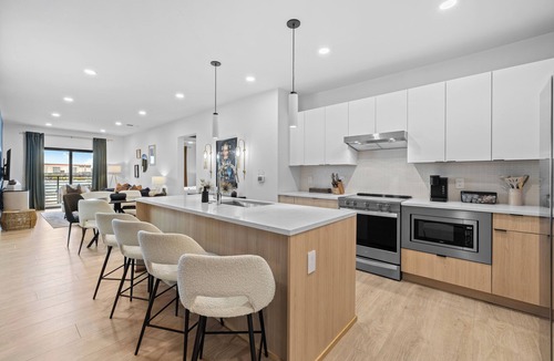 The Gulch Apartment | Spacious 3-bedroom Apartment! Walk to DT! Tons of amenities!