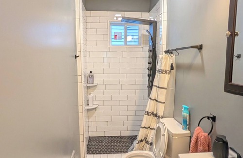 Utica Apartment | Spacious 3-bedroom apartment with WiFi, AC in enchanting Utica