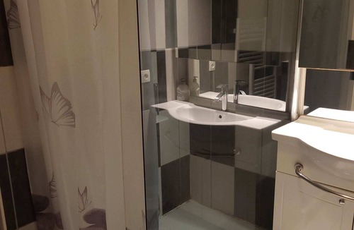 Roanne Apartment | SPACIOUS 3-BEDROOM APT (APT N°15)