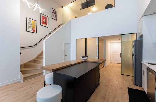 Scarborough Condo | Spacious 3-bedroom condo apartment in awesome Toronto with AC