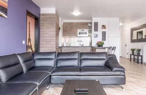 Saint-Denis Apartment | Spacious 3 bedroom with balcony/Ile Saint Denis