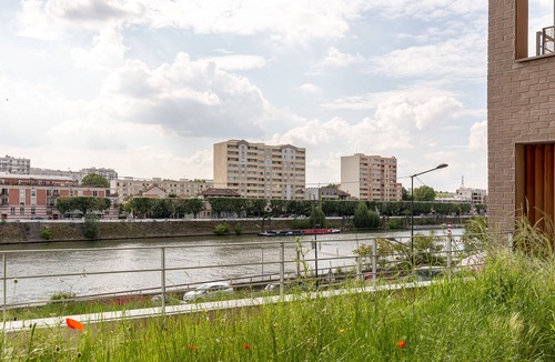 Saint-Denis Apartment | Spacious 3 bedroom with balcony/Ile Saint Denis