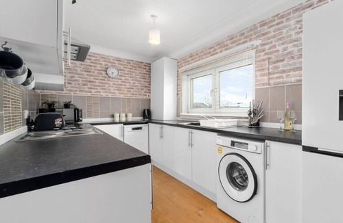 Coatbridge Apartment | Spacious 3 bedroom maisonette property with pool table.