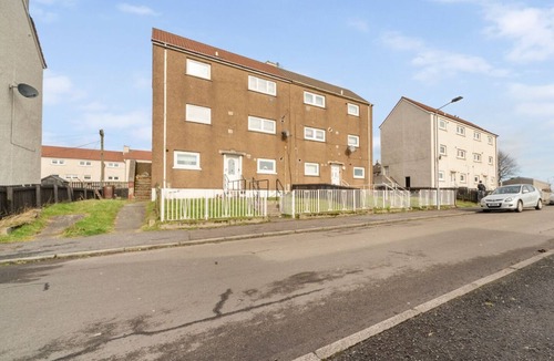 Coatbridge Apartment | Spacious 3 bedroom maisonette property with pool table.
